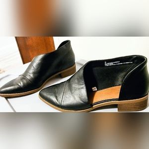 WOMEN'S UNIVERSAL THREAD CUTOUT BOOTIES